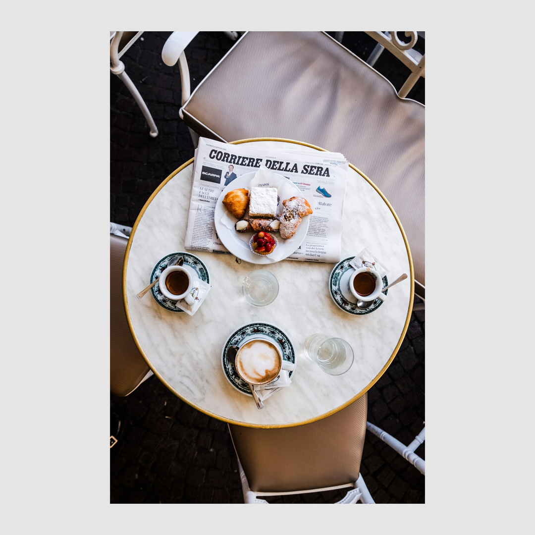 In 80 Kaffees um die Welt: Kultur, Zubereitung und Geschichten