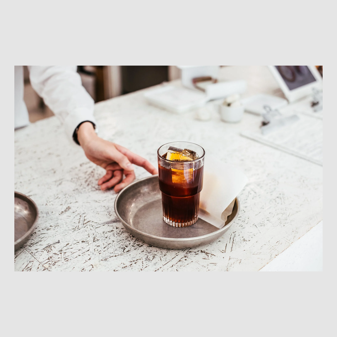 In 80 Kaffees um die Welt: Kultur, Zubereitung und Geschichten